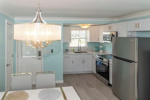 Premier King Room with Kitchenette | Private kitchen | Microwave, coffee/tea maker, toaster, paper towels - Flamingo Inn (Fort Myers Beach)