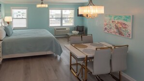 Une chambre à coucher avec un lit, une table de chevet, une lampe et un tableau au mur.
