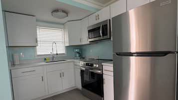 Premier Room | Private kitchen | Microwave, coffee/tea maker, toaster, paper towels