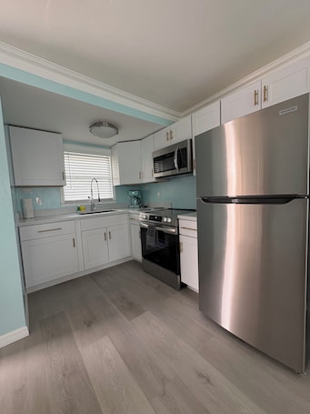 Premium King Room with Kitchen #101 | Private kitchen | Microwave, coffee/tea maker, toaster, paper towels