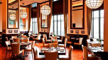 2 restaurants; breakfast, lunch, and dinner served
