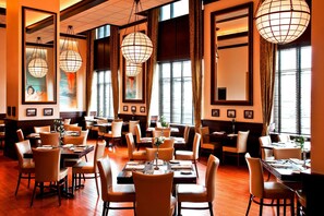 2 restaurants; breakfast, lunch and dinner served  - The Westin Chicago Lombard (Lombard)