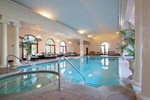 Una piscina cubierta, una piscina al aire libre