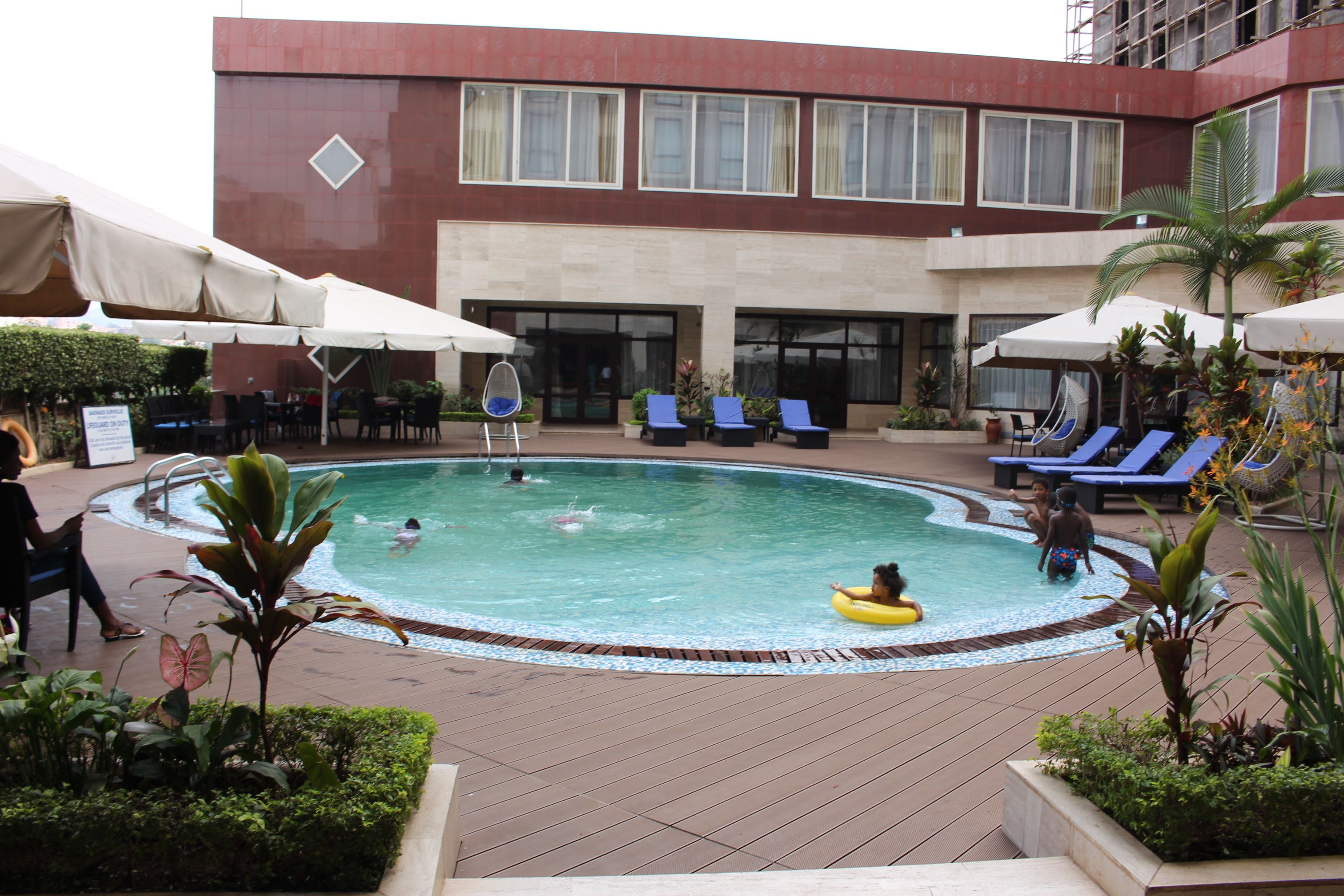 حمّام سباحة خارجي، مقاعد للتشمس