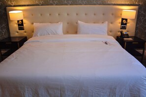 Chambre Deluxe double | Draps en coton égyptien, literie de qualité, couette en duvet, minibar