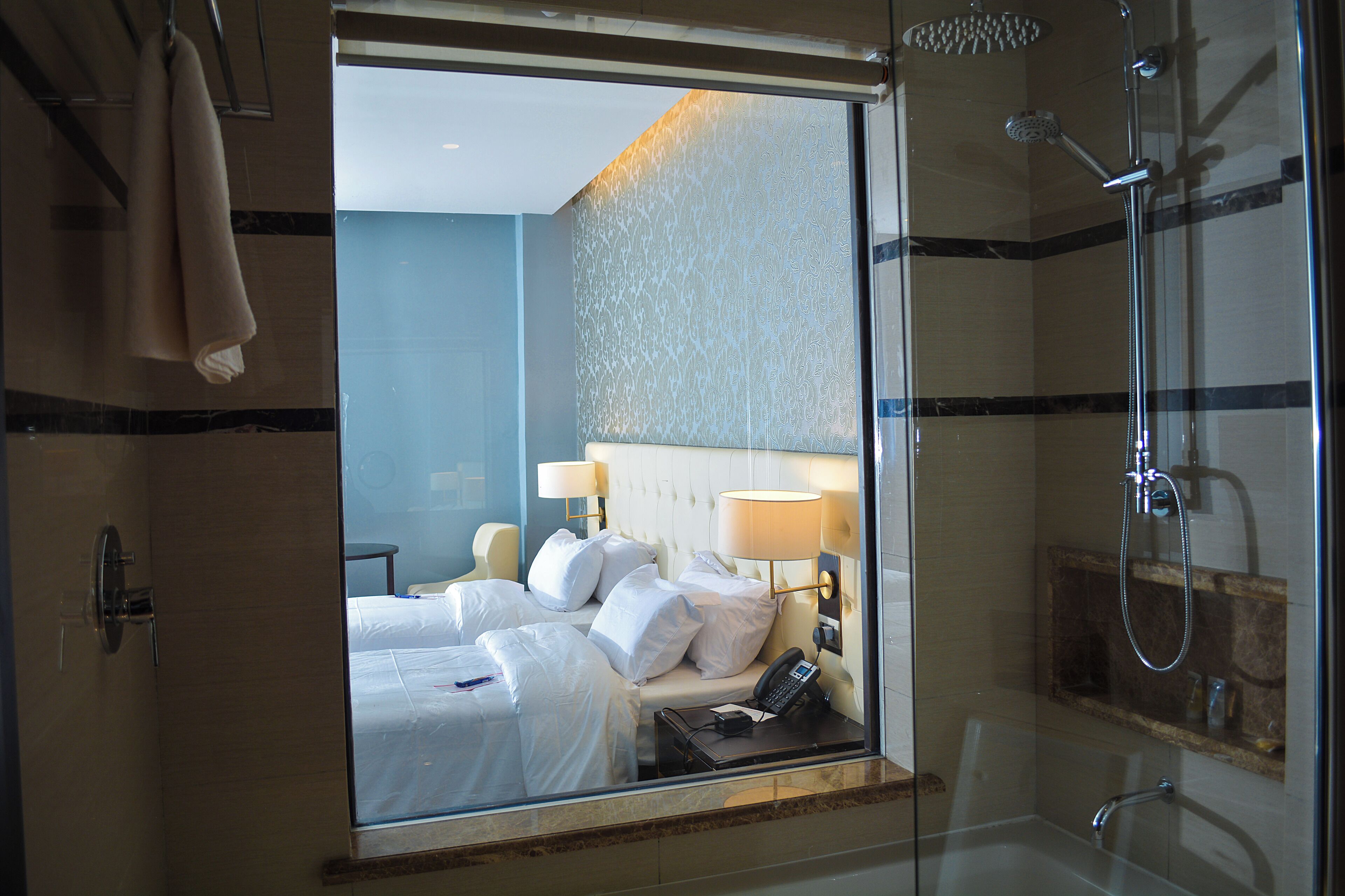 Habitación Deluxe con 1 cama doble o 2 individuales | Baño | Artículos de higiene personal gratuitos, secador de pelo, bidé y toallas