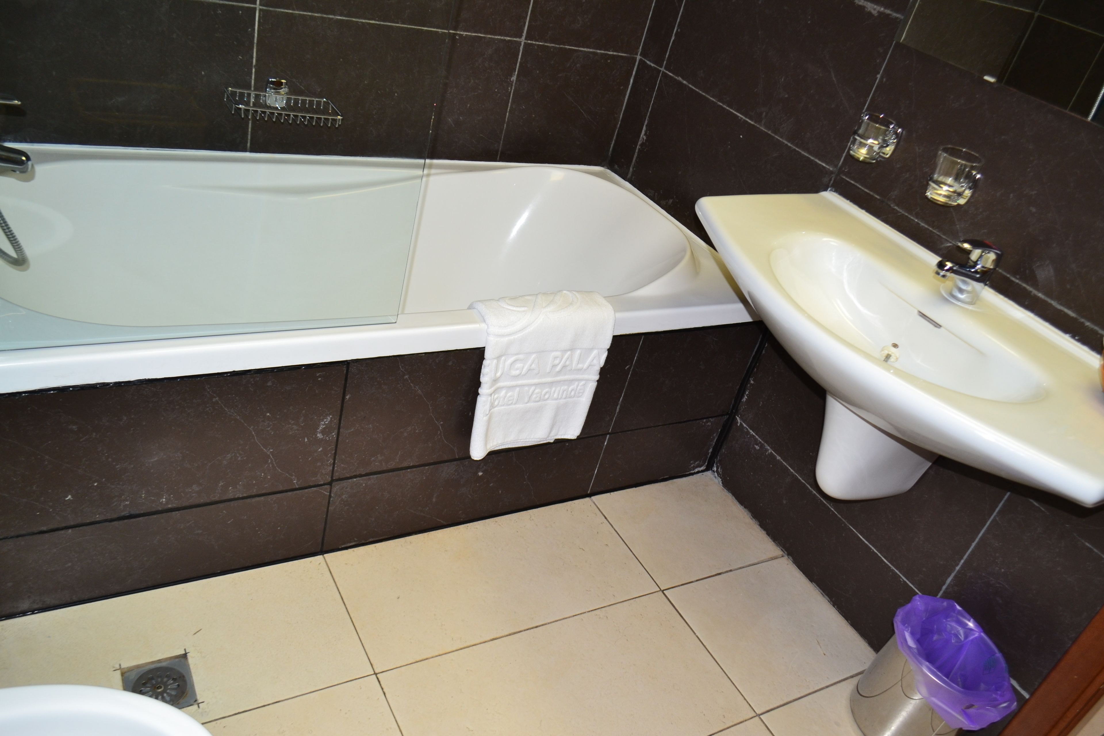 Een badkamer met een bad, wastafel en douche.