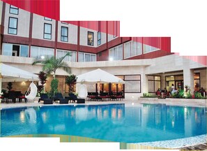 Outdoor pool, pool loungers - Djeuga Palace (Yaoundé)