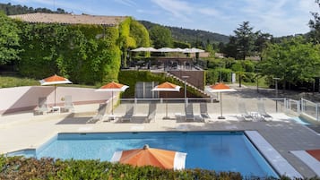 Alberca al aire libre por temporada y sombrillas en la alberca