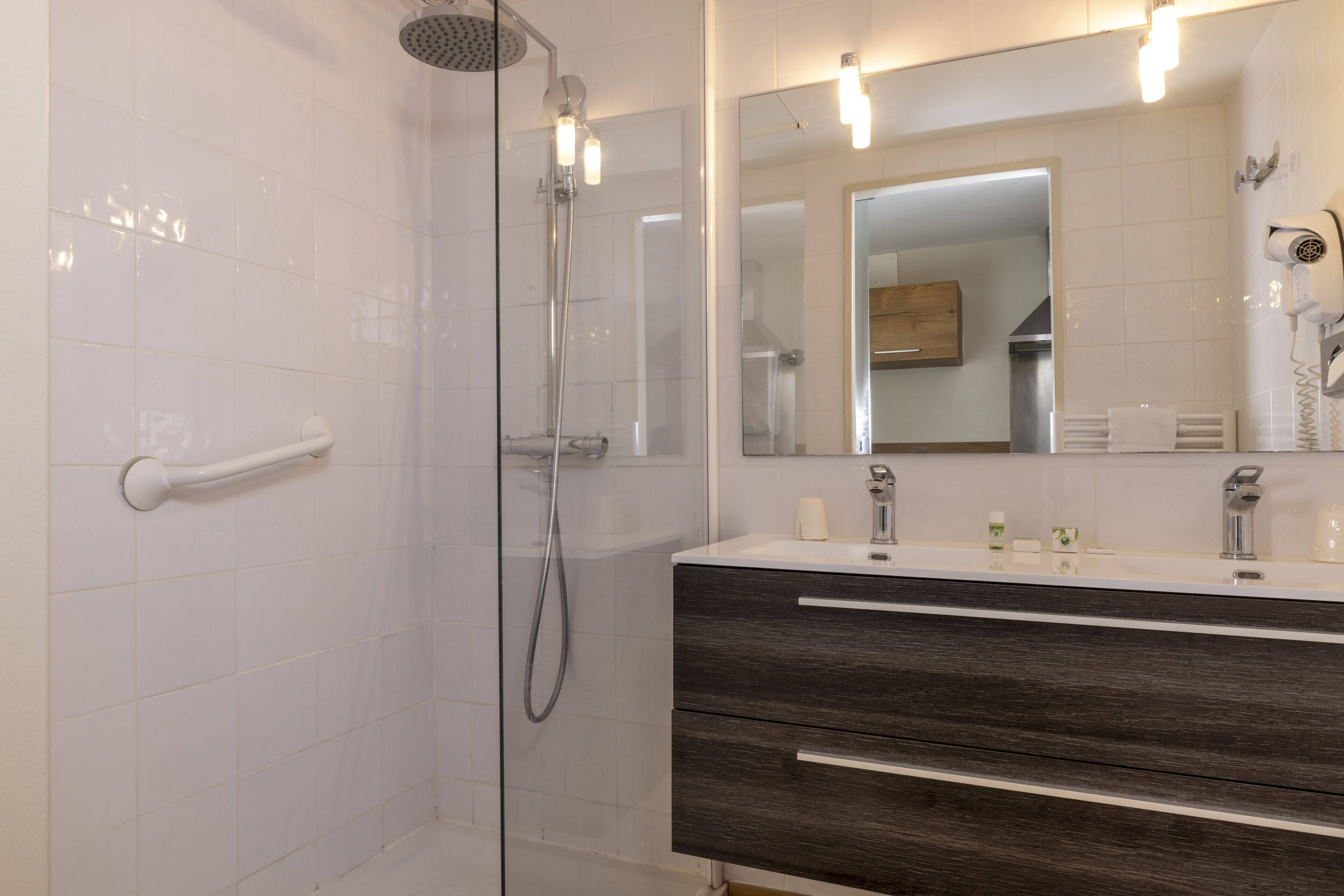 shower, free toiletries, hair dryer, towels