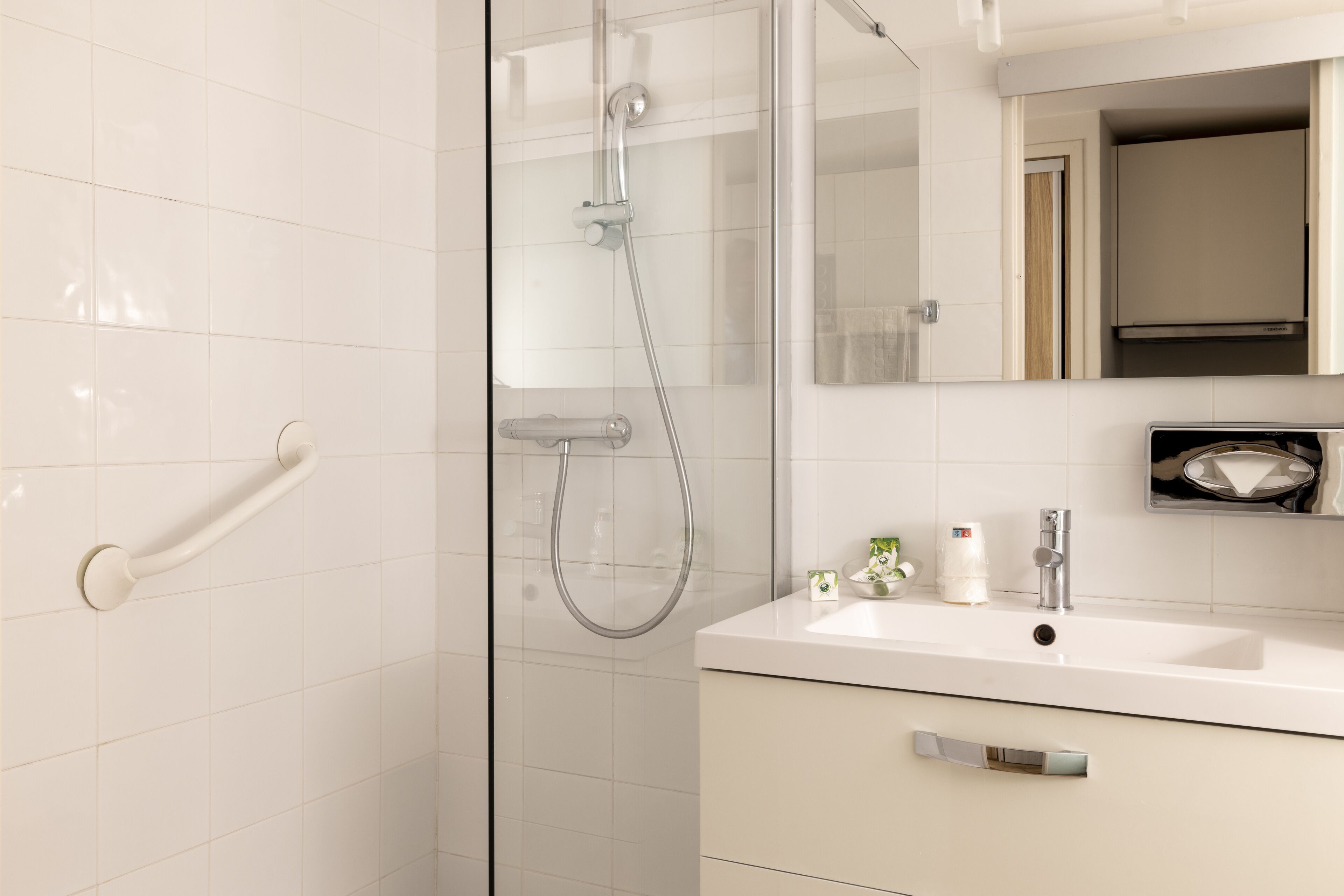 shower, free toiletries, hair dryer, towels