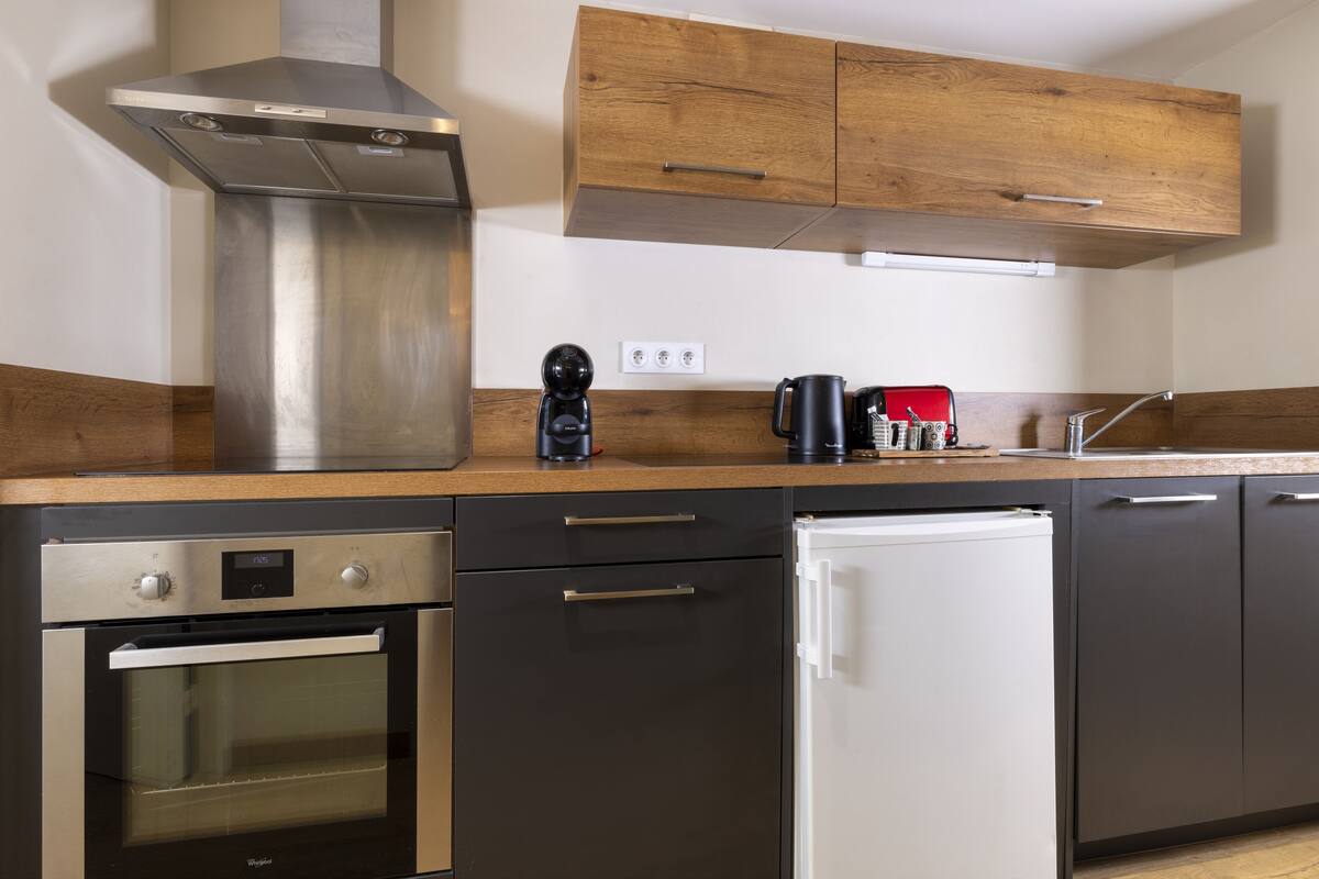 mini-fridge, stovetop, coffee/tea maker, electric kettle