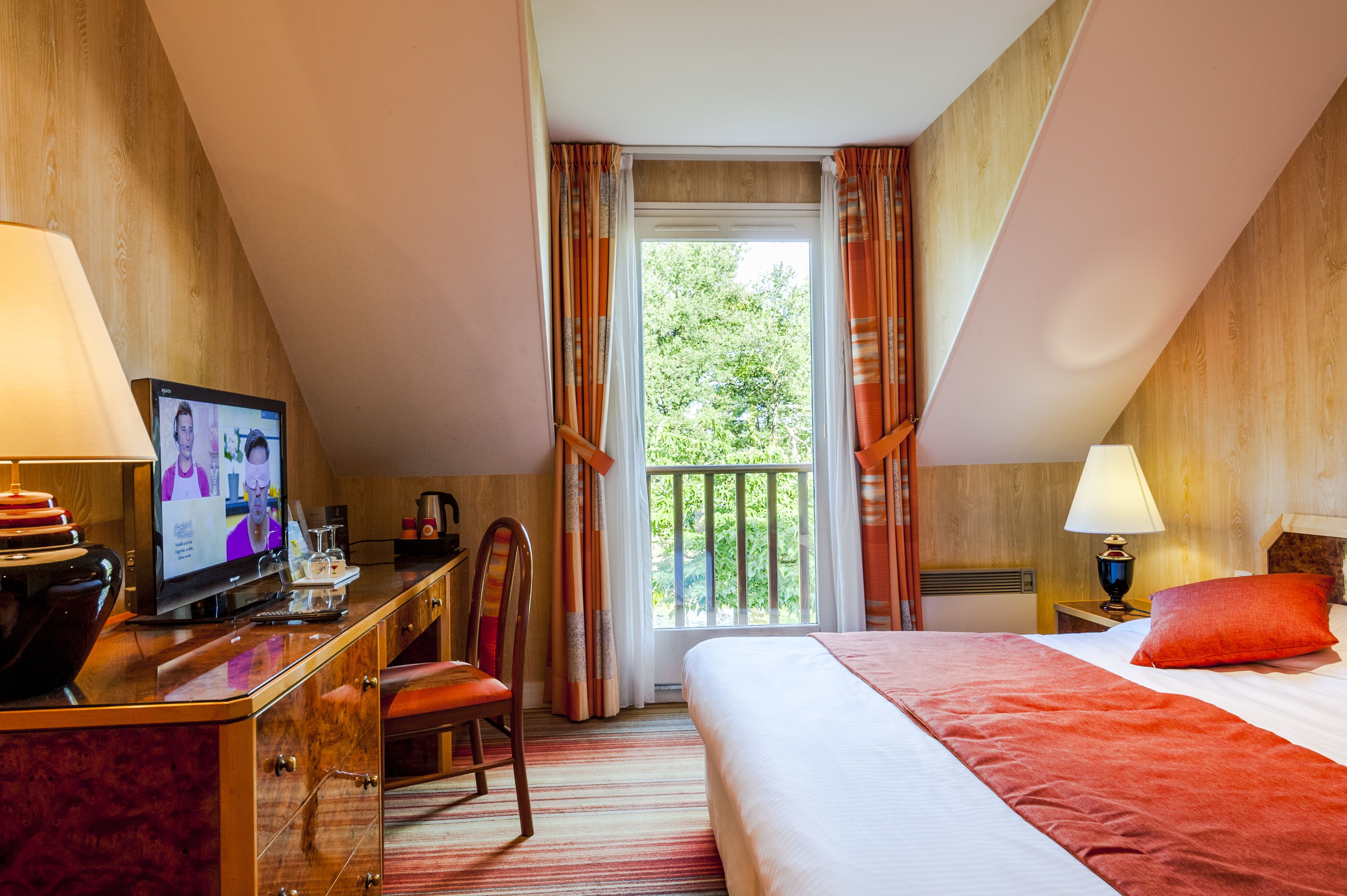 Quarto executivo | Frigobar, individualmente mobiliados, escrivaninha, cortinas blackout