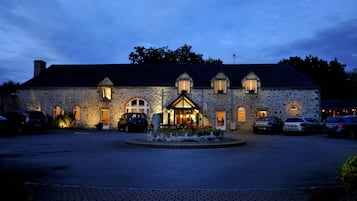 Overnatningsstedets facade – aften/nat