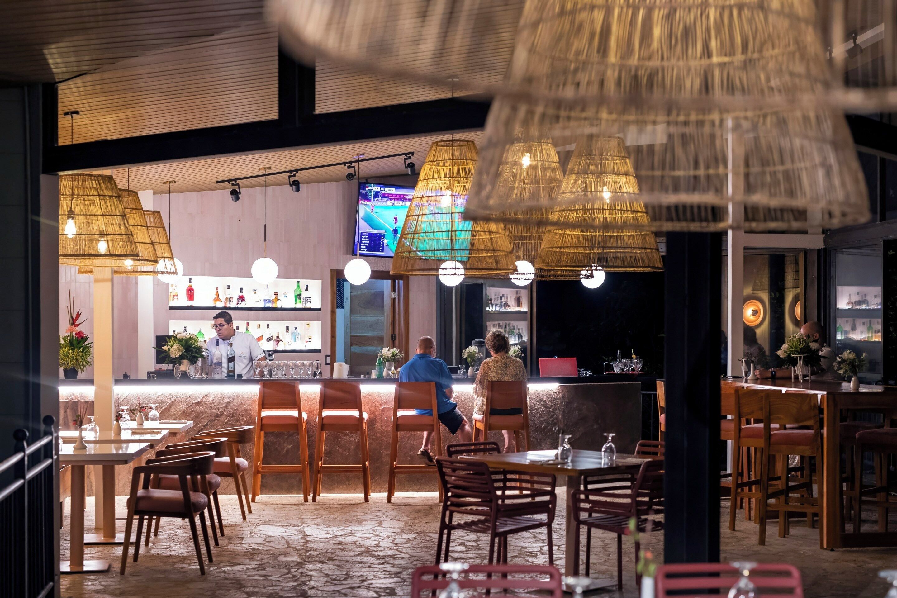 3 restaurants, breakfast served