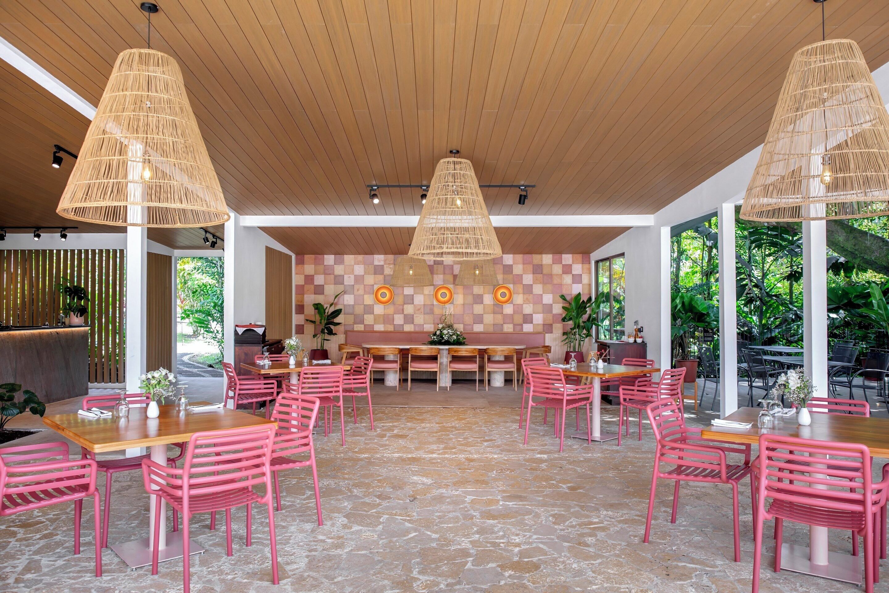 2 bars/lounges, poolside bar