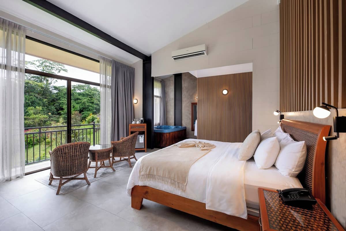 Superior suite, 1 kingsize bed | Donzen dekbedden, een minibar, een kluis op de kamer, een bureau