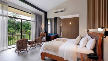 Superior-sviitti, 1 suuri parisänky | Untuvapeitot, minibaari, tallelokero huoneessa, työpöytä