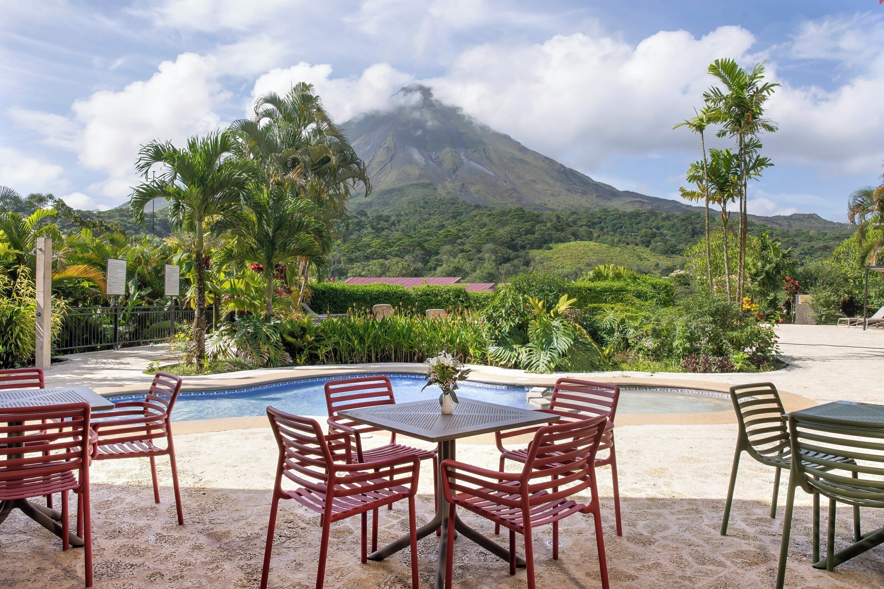 Alberca al aire libre y camastros 