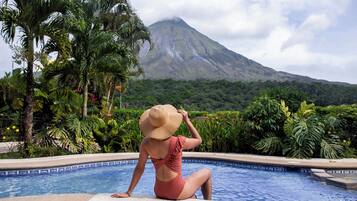 Ulkouima-allas, aurinkotuoleja