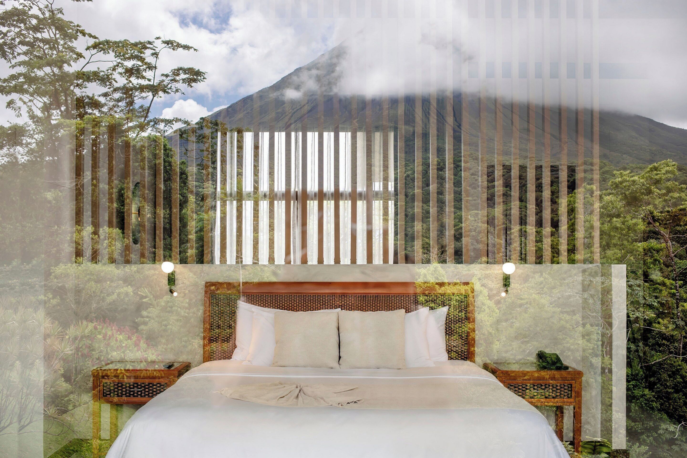 Un dormitorio con cama, mesitas de noche y vistas a la montaña.