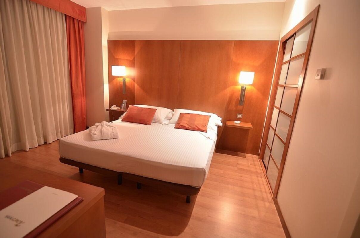 Camas Select Comfort, minibar y caja de seguridad en la habitación 
