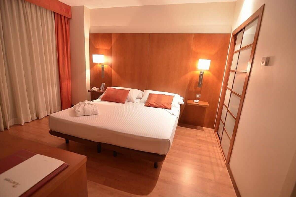 Camas Select Comfort, minibar y caja de seguridad en la habitación