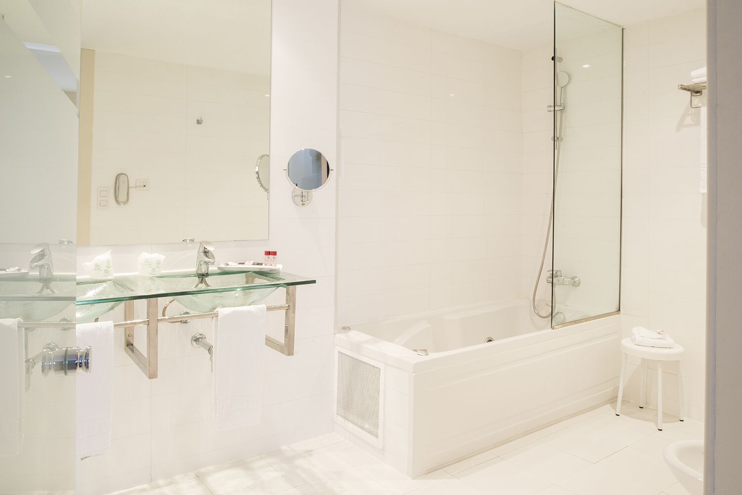 combined shower/bathtub, deep-soaking bathtub, free toiletries