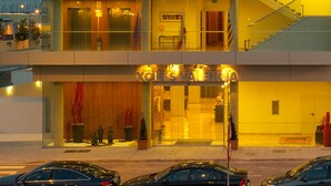 A hotel entrance with a double door, a staircase to the right, and a sign above the doors. - Hotel Xon's Valencia (Quart de Poblet)