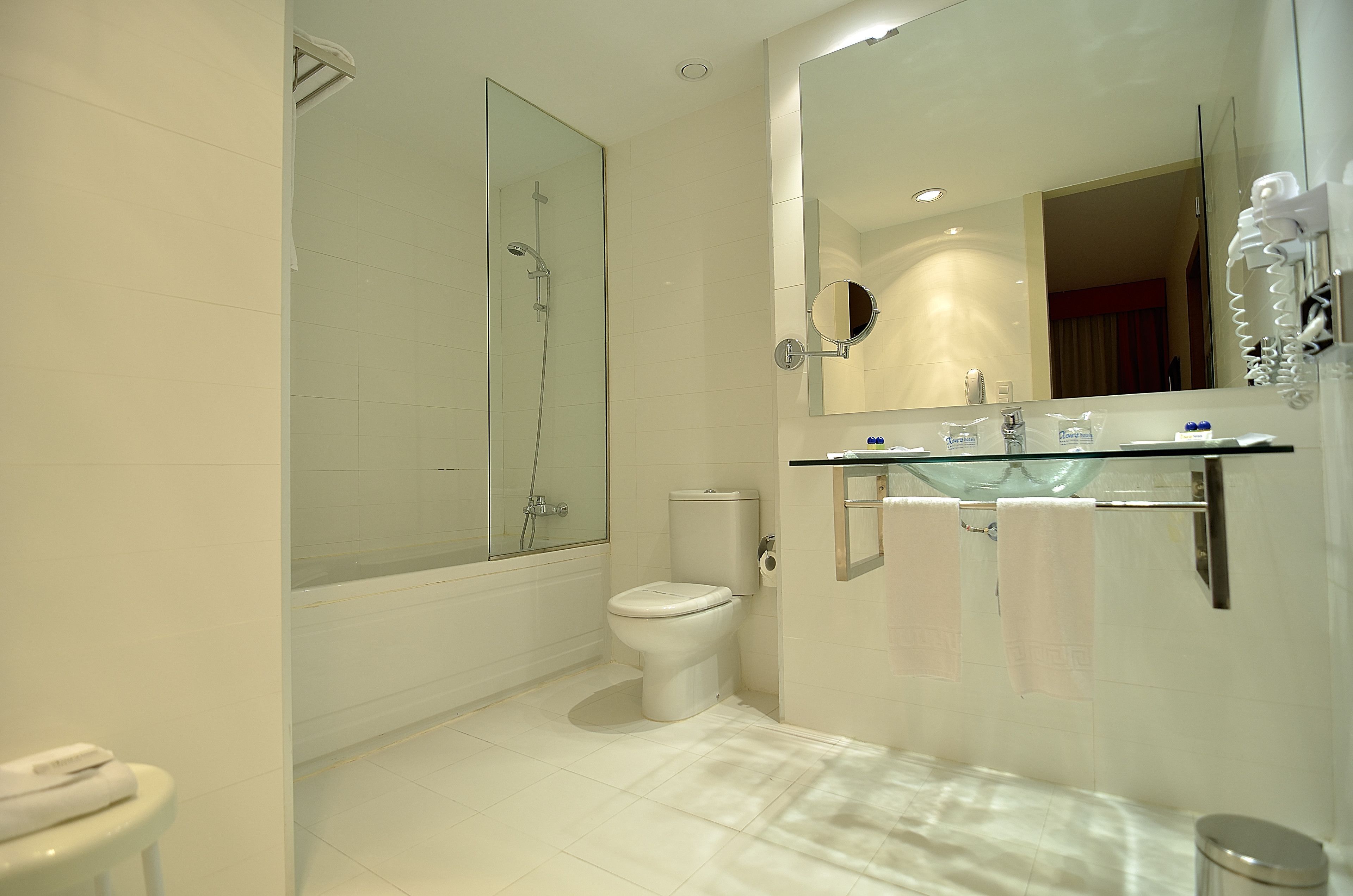 combined shower/bathtub, deep-soaking bathtub, free toiletries