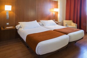 Camas Select Comfort, minibar y caja de seguridad en la habitación