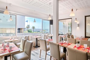 Petit déjeuner continental (15.00 EUR par personne)