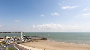 A coastal beach with a roller coaster, a sandy shore, and a clear sky. - Best Western Hotel Royan Ocean (Royan)