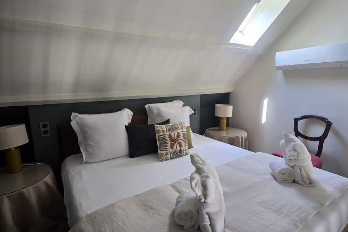 1 quarto, roupas de cama premium, cofres nos quartos