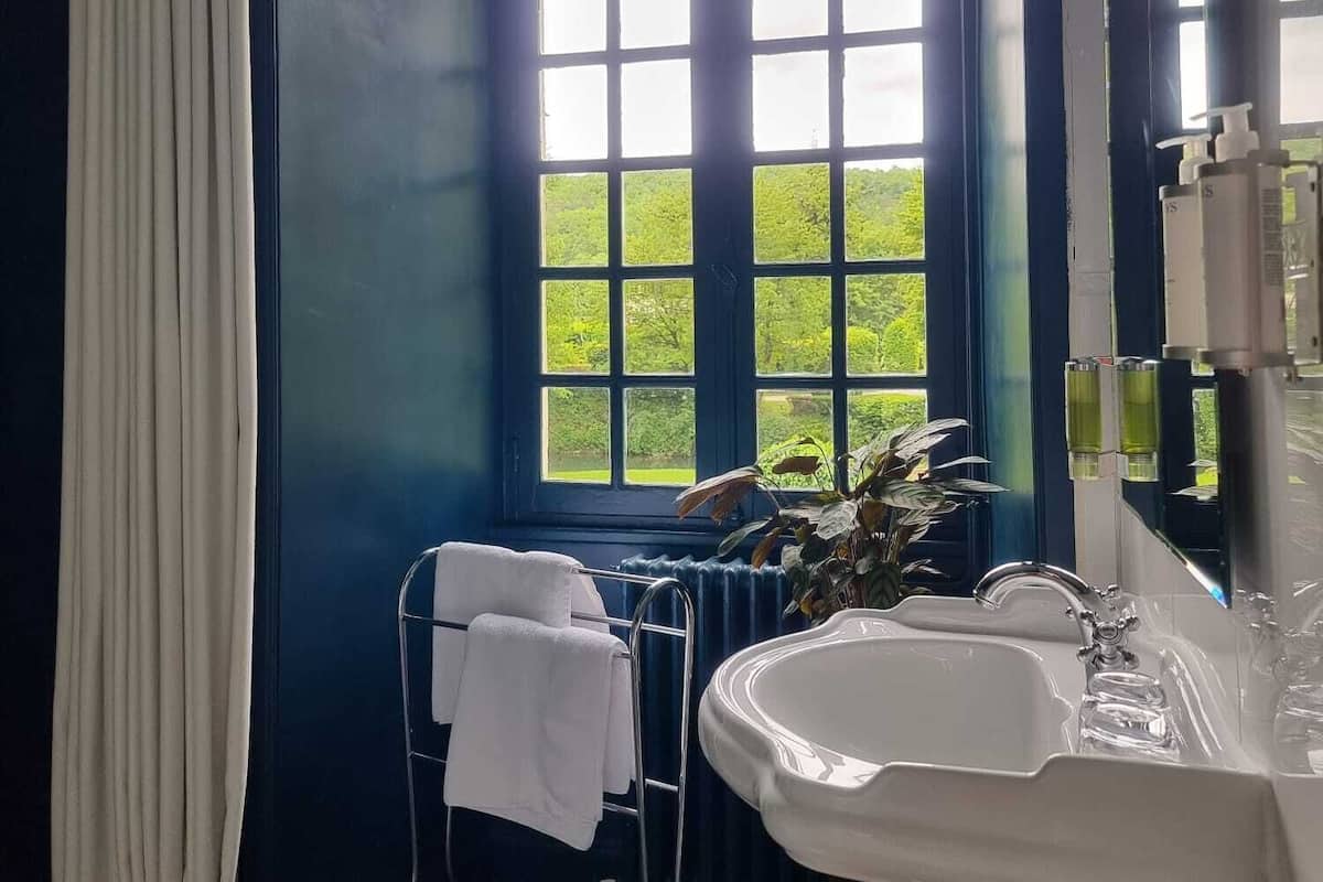 luxury room (luxe) | bathroom | free toiletries, hair dryer, bathrobes, towels