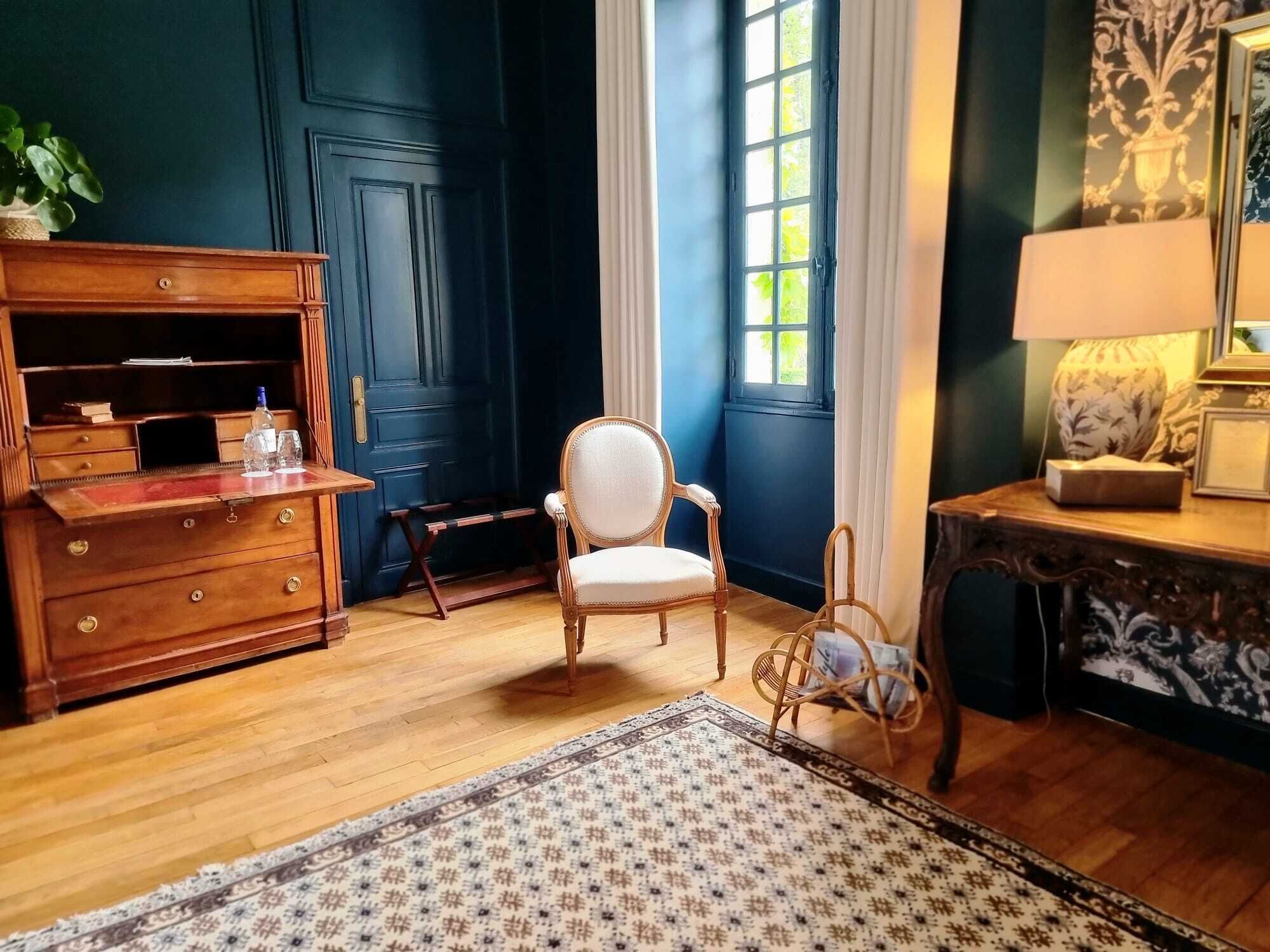 luxury room (luxe) | living area | 100-cm flat-screen tv with satellite channels, tv