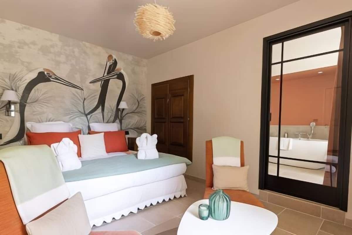 Ropa de cama de alta calidad y caja de seguridad en la habitación