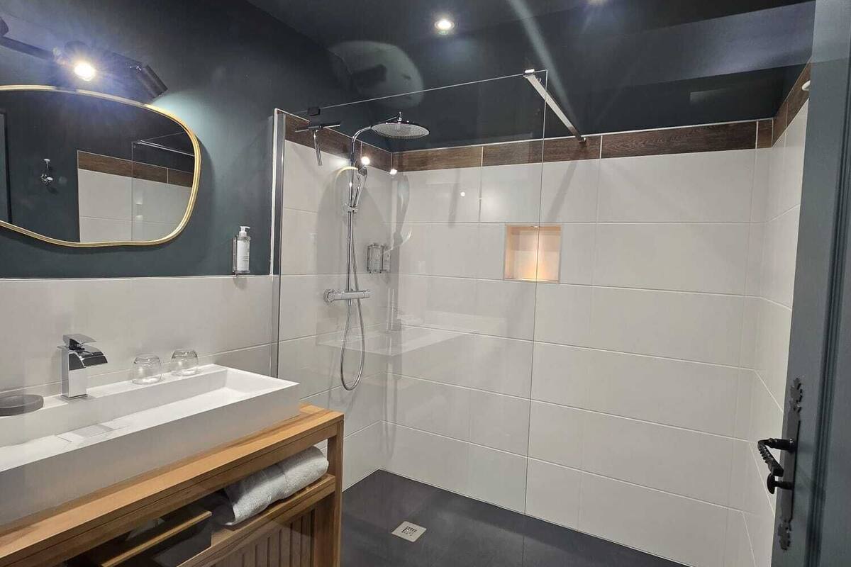 signature loft | bathroom | free toiletries, hair dryer, bathrobes, towels