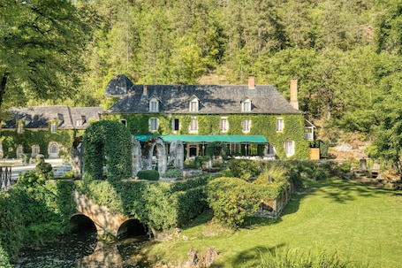 Front of property. Manoir d'Hautegente