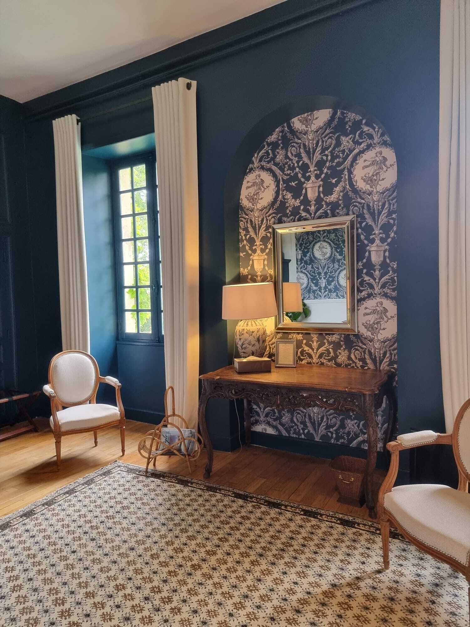 luxury room (luxe) | living area | 100-cm flat-screen tv with satellite channels, tv