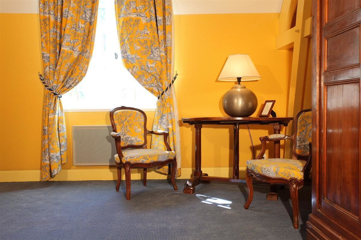 100-cm flat-screen tv with satellite channels, tv