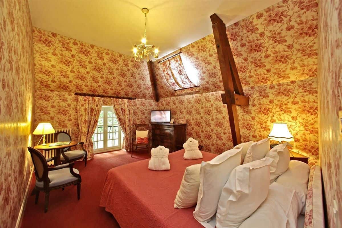 traditional double room (caractère) | 1 bedroom, premium bedding, in-room safe, individually decorated
