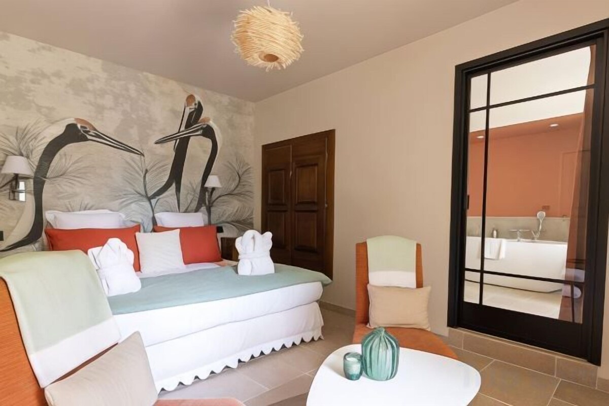 Premium bedding, in-room safe, soundproofing
