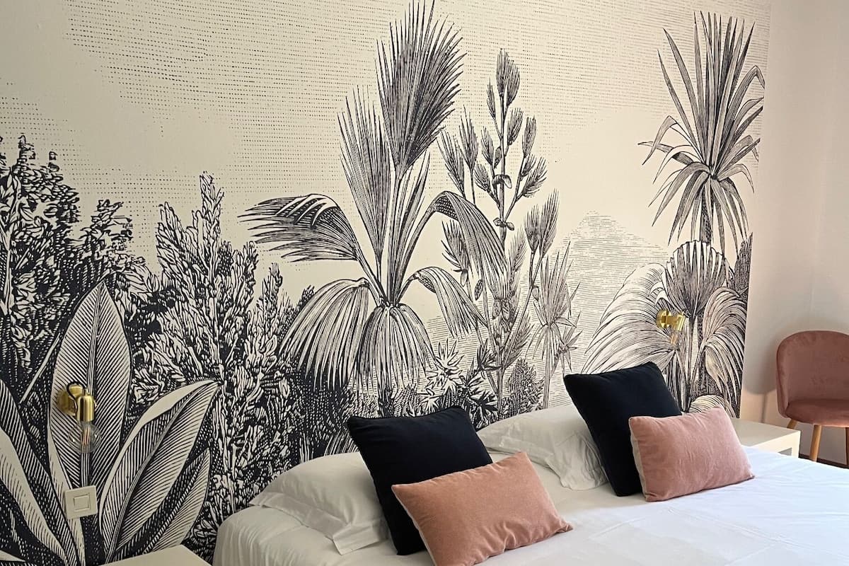 Literie de qualité, lit avec matelas Select Comfort, coffre-fort, bureau