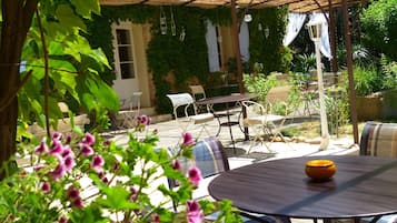 Ebéd és vacsora, francia ételek, kilátás a medencékre