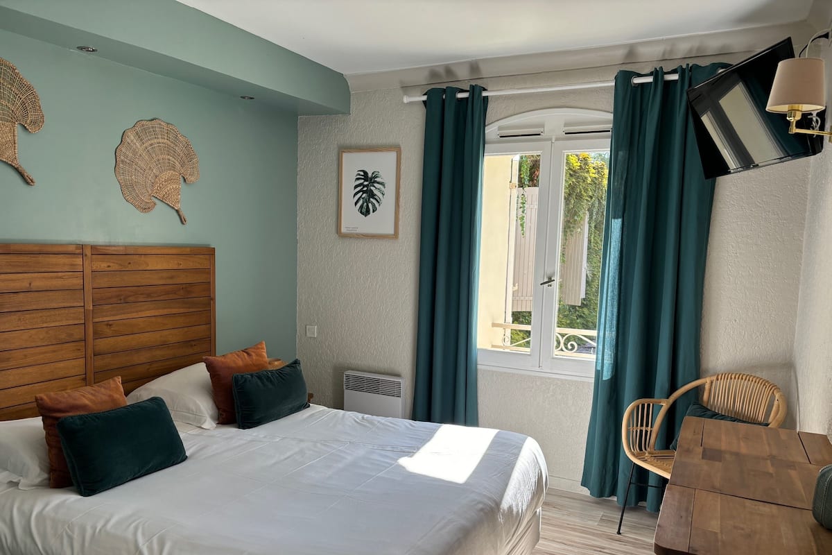 Chambre classique double, vue sur la piscine | Literie de qualité, lit avec matelas Select Comfort, coffre-fort, bureau