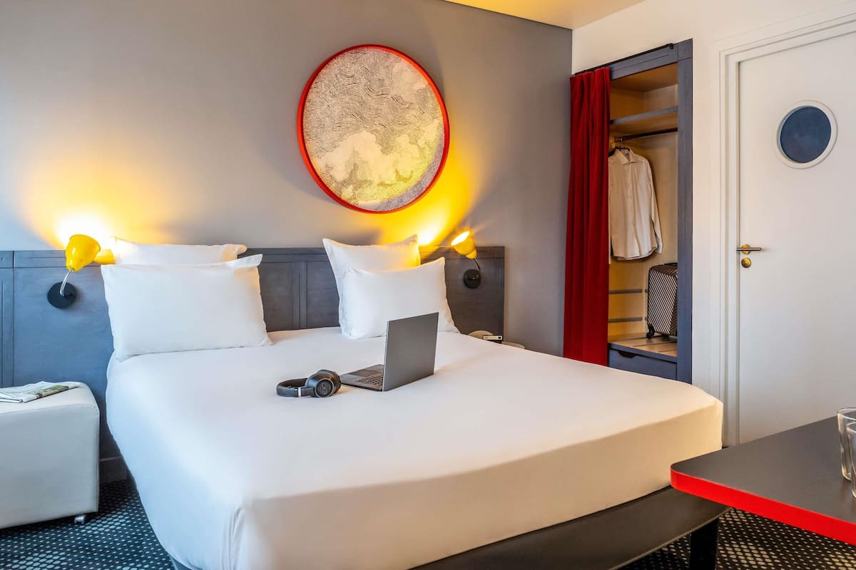 Chambre Double Standard, 1 lit double | Literie de qualité supérieure, surmatelas