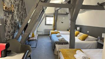 ห้องคลาสสิกสำหรับสี่ท่าน | เครื่องนอนระดับพรีเมียม, ห้องพักตกแต่งอย่างมีเอกลักษณ์