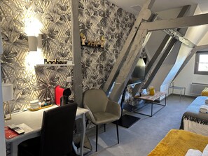 Chambre Familiale | Premium bedding, individually decorated, laptop workspace - The Originals Boutique, Hôtel Le George, Loches (Loches)