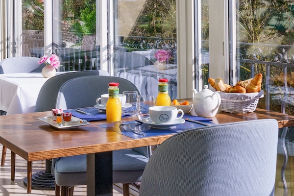 Desayuno buffet (EUR 13.5 por persona)